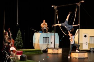 Une scène du spectacle Camping, à la TOHU. Crédit photo: Jeremi Poulin / Courtoisie Théâtre à Tempo / La TOHU
