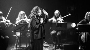 Marina Orsini sur la scène du Gesù pour la première de son spectacle Reconstruire les saisons / Crédit : Rosalie-Anne Lavoie Bolduc