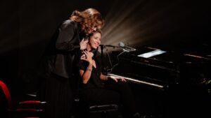 Marina Orsini sur la scène du Gesù pour la première de son spectacle Reconstruire les saisons, enlaçant sa complice Catherine Major / Crédit : Rosalie-Anne Lavoie Bolduc