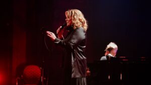 Marina Orsini sur la scène du Gesù pour la première de son spectacle Reconstruire les saisons / Crédit : Rosalie-Anne Lavoie Bolduc