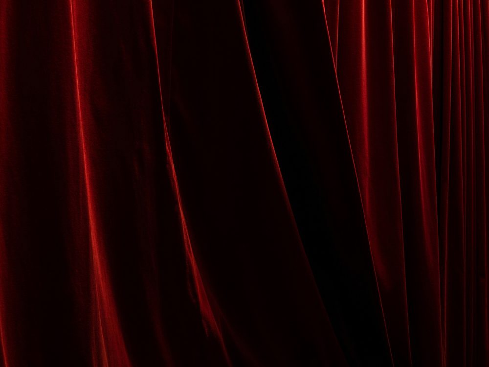 Rideaux de scène rouges fermés dans un théâtre ou une salle de spectacle