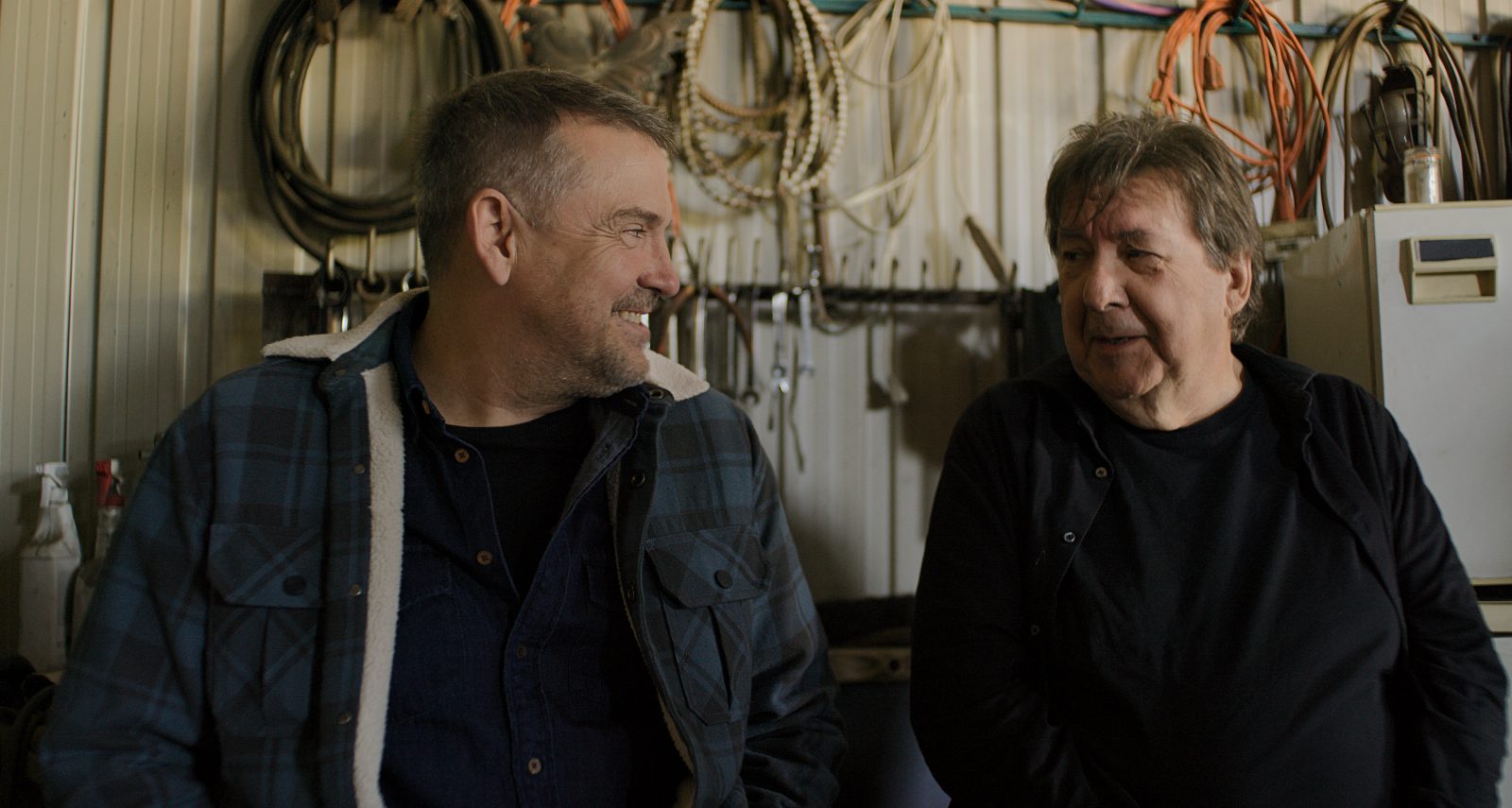 Claude Legault et Rémy Girard rient ensemble dans une scène du film 125, rue des Malaises
