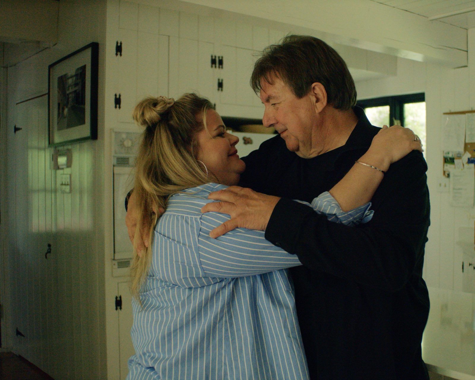 Rémy Girard et Geneviève Schmidt s'enlacent dans une scène du film 125, rue des Malaises