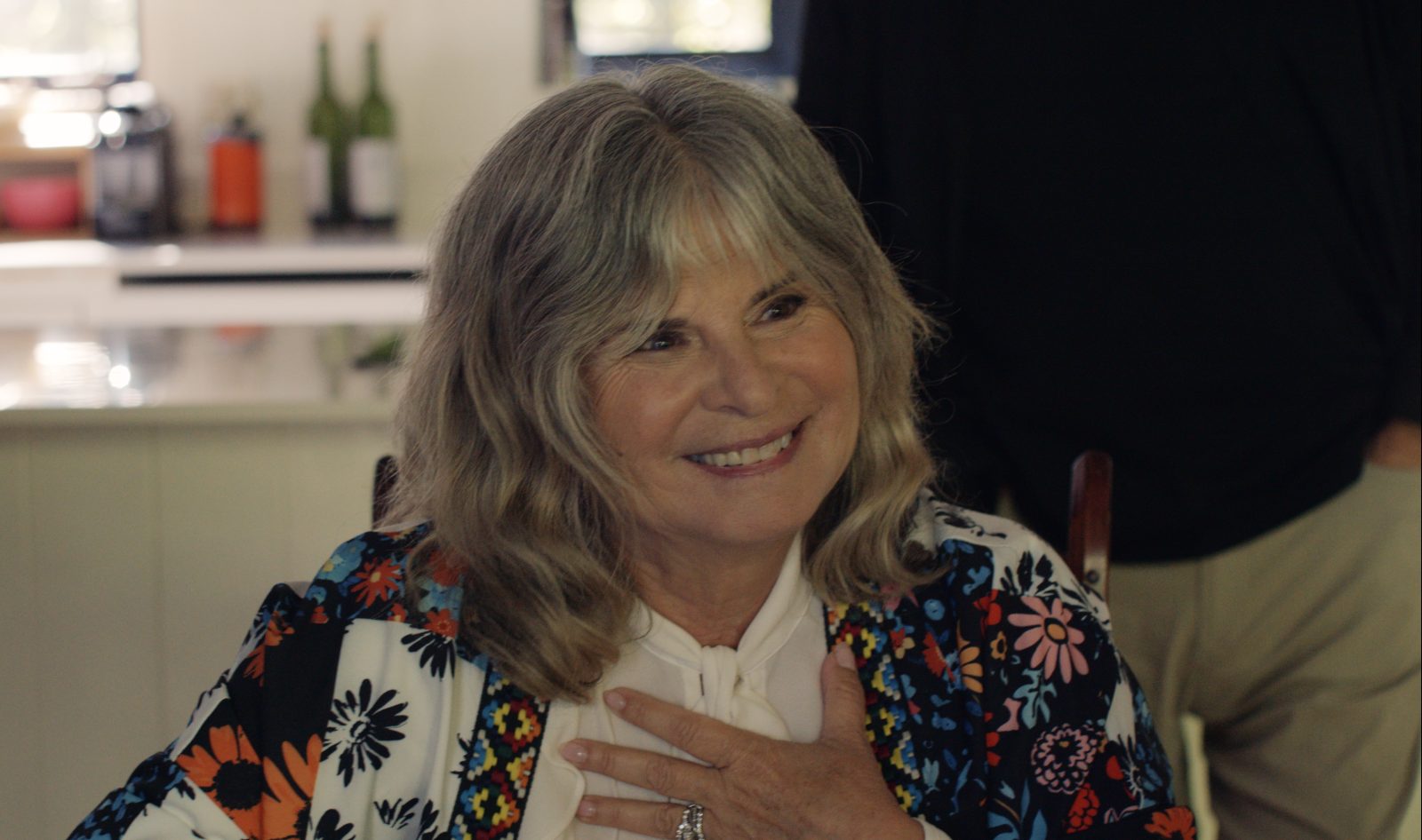 Guylaine Tremblay souriante dans une scène du film 125, rue des Malaises