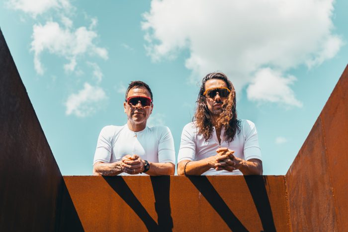 Les deux artistes de Scooter Gas sur fond de ciel nuageux