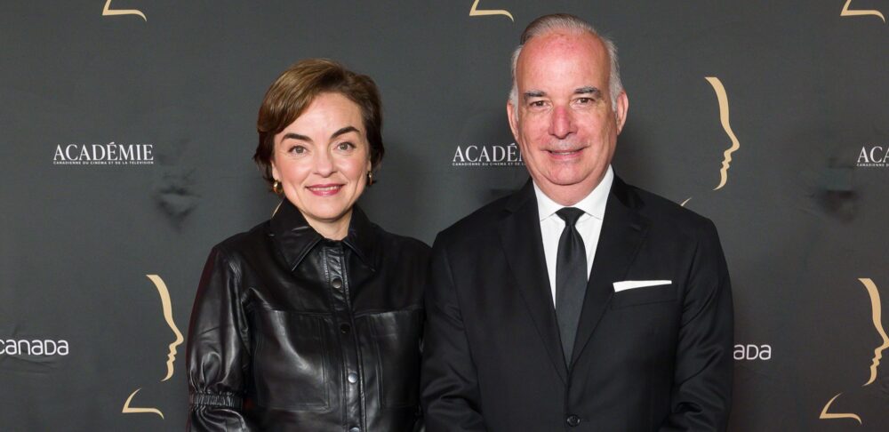 La première ministre et cheffe de la CAQ, Christine Fréchette, en compagnie de son conjoint, Guy Nadeau, tous les deux vêtus de noir, devant la toile des photographes du 41e Gala des prix Gémeaux à Montréal, le 13 septembre 2026.
