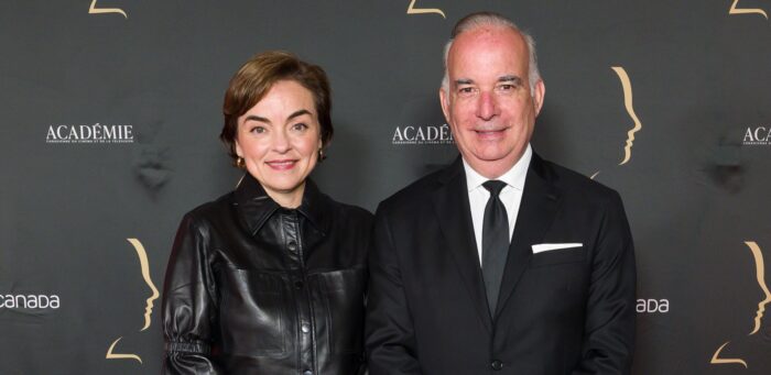 La première ministre et cheffe de la CAQ, Christine Fréchette, en compagnie de son conjoint, Guy Nadeau, tous les deux vêtus de noir, devant la toile des photographes du 41e Gala des prix Gémeaux à Montréal, le 13 septembre 2026.