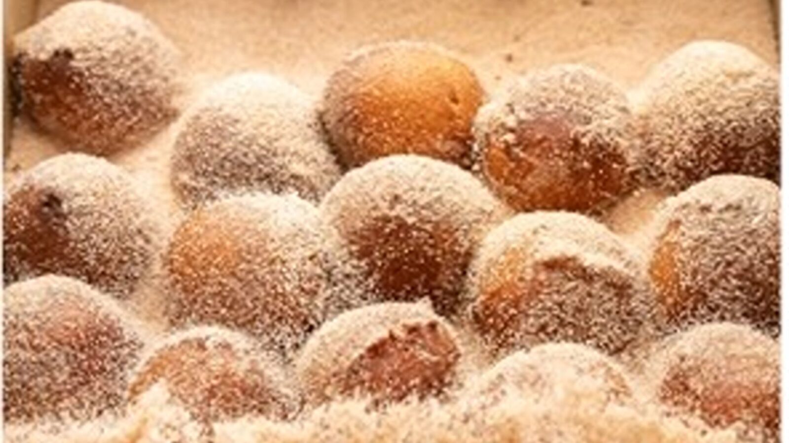 Les beignets aux pommes du Verger Charbonneau, à Mont-Saint-Grégoire, en Montérégie, saupoudrés de sucre