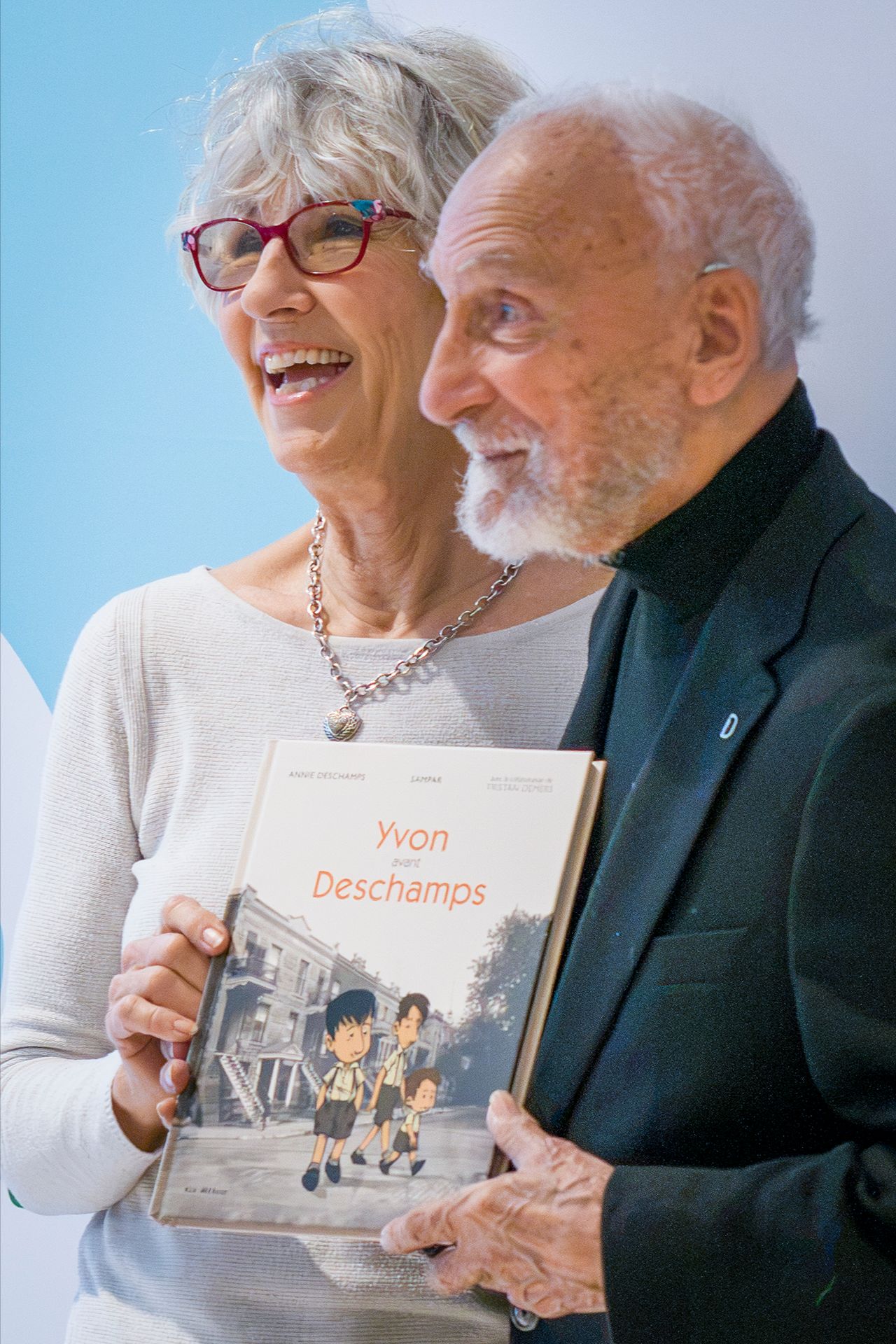 Yvon Deschamps et Judi Richards posent avec la précieuse bande dessinée Yvon avant Deschamps