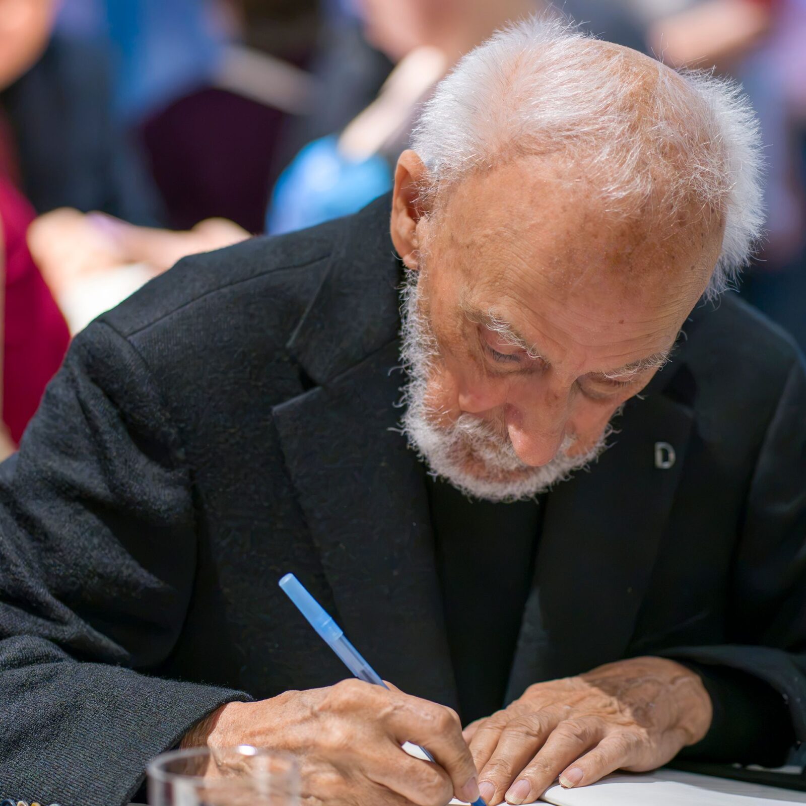 Yvon Deschamps en séance de signature