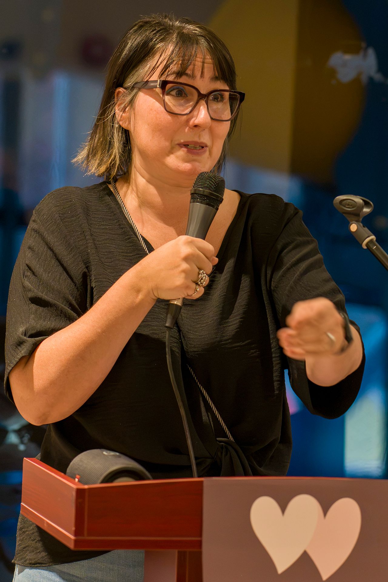 Annie Deschamps en allocution lors du lancement de la bande dessinée Yvon avant Deschamps