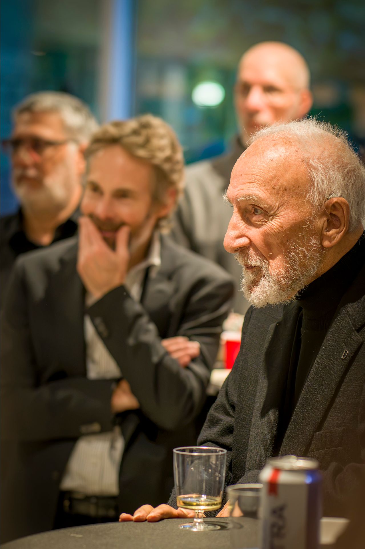 Yvon Deschamps attentif au lancement de la bande dessinée Yvon avant Deschamps