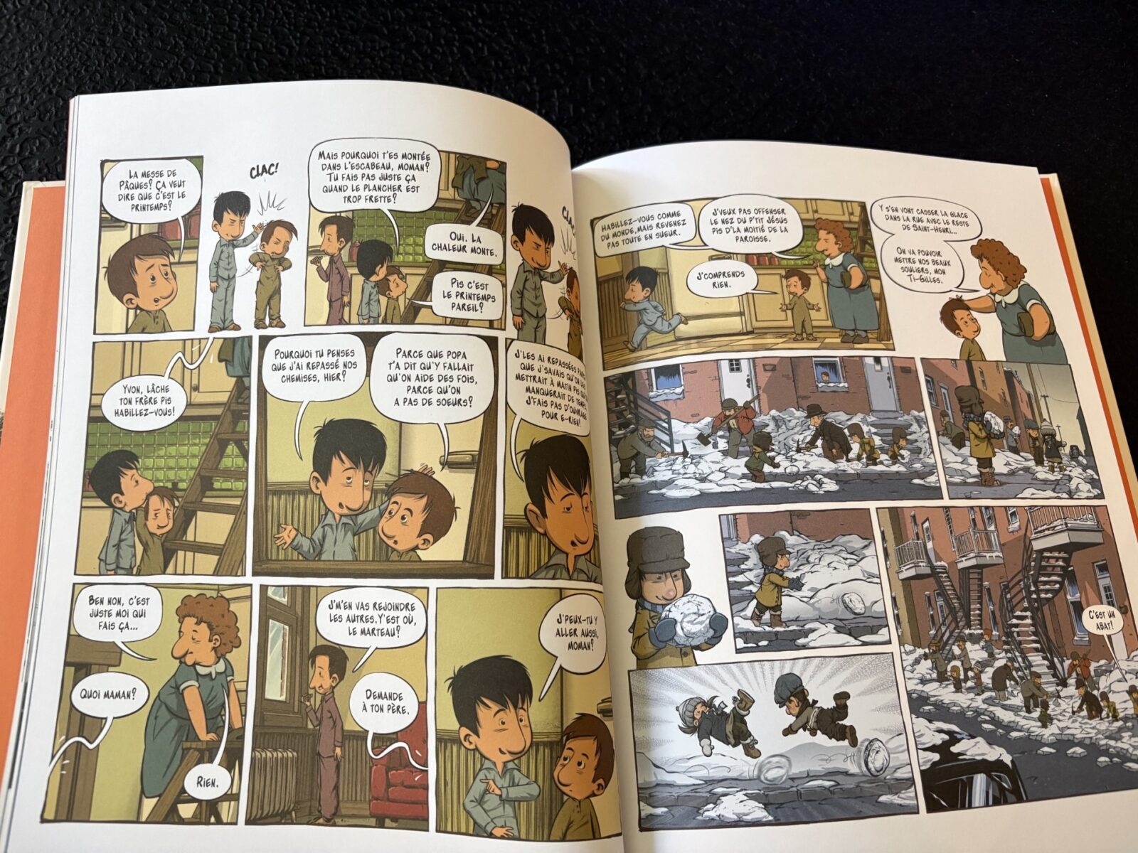 Le livre ouvert sur deux pages de la bande dessinée Yvon avant Deschamps